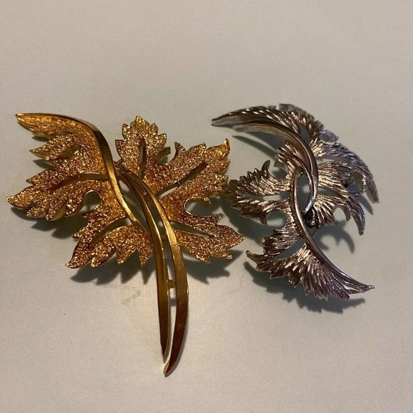 2 pieces lot Vintage 70s brooches gold and silver plated - Picture 1 of 3